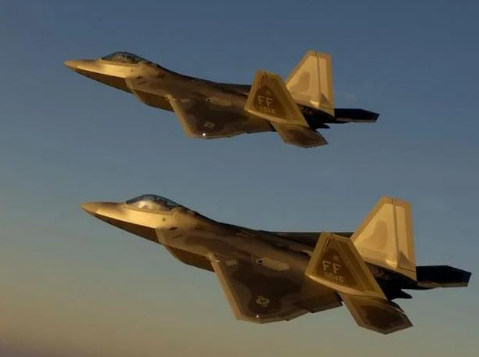 Hiện nay Mỹ đã đặt chiến trường chính ở khu vực Châu Á - Thái Bình Dương; chiến trường tiềm năng này có Thái Bình Dương rộng lớn, nên vấn đề tầm hoạt động ngắn của F-22 là khiếm khuyết rất nghiêm trọng. Vậy F-22 có thể trông cậy vào máy bay tiếp dầu được không? Tất nhiên là không.