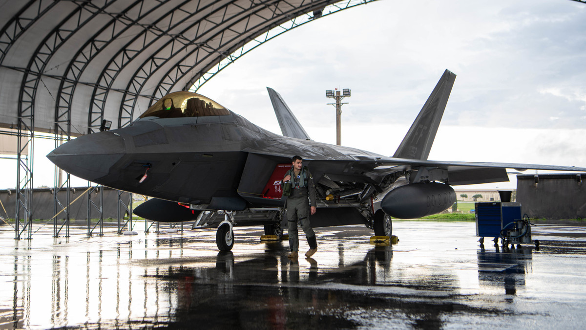 F-22 có yêu cầu bảo dưỡng rất nghiêm ngặt và chi phí cao một cách đáng kinh ngạc, do vậy tỷ lệ xuất kích của F-22 tương đối thấp. Ngoài ra còn có nguyên nhân giá thành F-22 quá cao, do nhiều nguyên nhân khác nhau, mà đơn giá của F-22 đã lên tới hơn 250 triệu USD/chiếc.