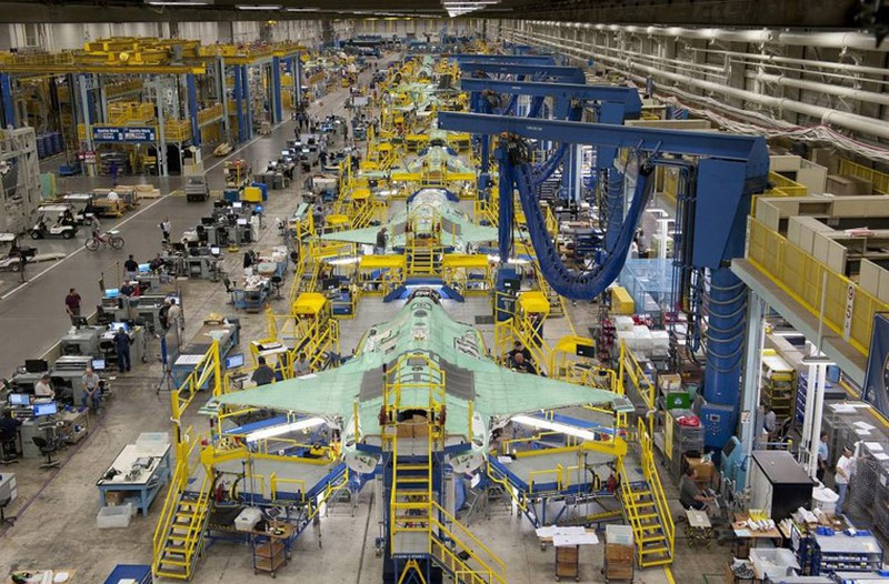 Do giá thành tiêm kích tàng hình F-22 đắt như vậy, nếu bị hao hụt trong chiến đấu hoặc huấn luyện, thì rất khó để bổ sung. Vì lý do chi phí, F-22 đã đóng cửa dây chuyền sản xuất sớm và quá trình nâng cấp quy mô lớn F-22, gặp nhiều khó khăn và trục trặc.