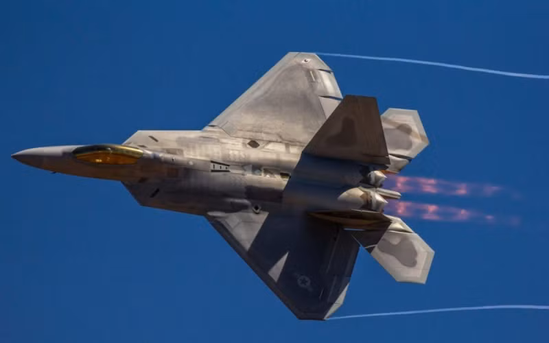 Vậy tại sao F-22 lại có khuyết điểm như vậy? Lý do là trong thời kỳ chiến tranh Lạnh giữa Mỹ và Liên Xô, tranh giành quyền bá chủ, nên Mỹ cho rằng chiến trường lúc đó chủ yếu là ở Châu Âu.