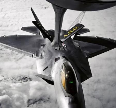 Việc tiếp nhiên liệu trên không là bình thường đối với các máy bay chiến đấu; nhưng hiện tại Không quân Mỹ chưa có loại máy bay tiếp dầu tàng hình nào trong biên chế (hiện mẫu UAV tiếp dầu tàng hình X-47B vẫn đang thử nghiệm).