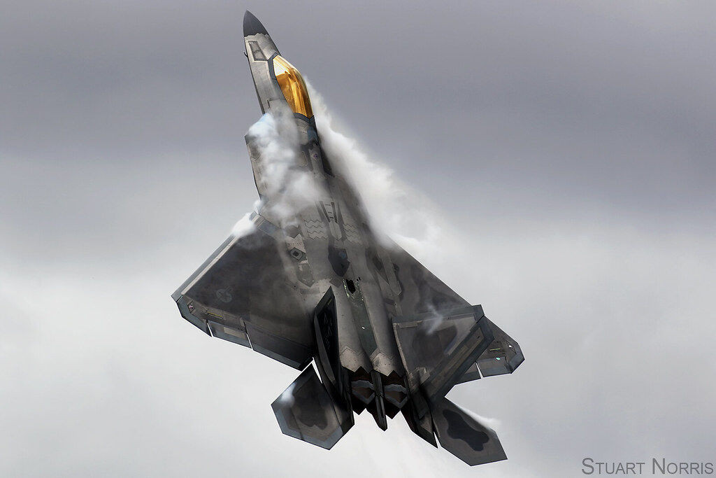 Ngoài ra, F-22 còn có nhiều khuyết điểm lớn nữa như, nếu lớp thân F-22 mất lớp sơn tàng hình, nó sẽ không còn tính năng tàng hình và do vậy, các phi công lái F-22 được yêu cầu trong điều kiện bình thường, không bay ở tốc độ siêu âm (trên 1.235 km/h); vì nếu bay tốc độ siêu âm, sẽ làm bong lớp sơn tàng hình.