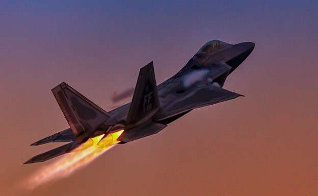 Tất nhiên, khuyết điểm của F-22 chỉ là nhỏ, ưu điểm mới là chủ đạo; không thể phủ nhận, F-22 của Mỹ vẫn là loại máy bay chiến đấu tàng hình có tính năng kỹ chiến thuật tốt nhất hiện nay.