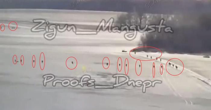 Với đội hình tổ 3 người, đặc nhiệm Triều Tiên nhanh chóng tiếp cận tuyến phòng ngự của đối phương từ nhiều hướng khác nhau và phát động cuộc tấn công toàn diện vào trận địa của Quân đội Ukraine, khiến quân phòng thủ Ukraine bị bất ngờ.