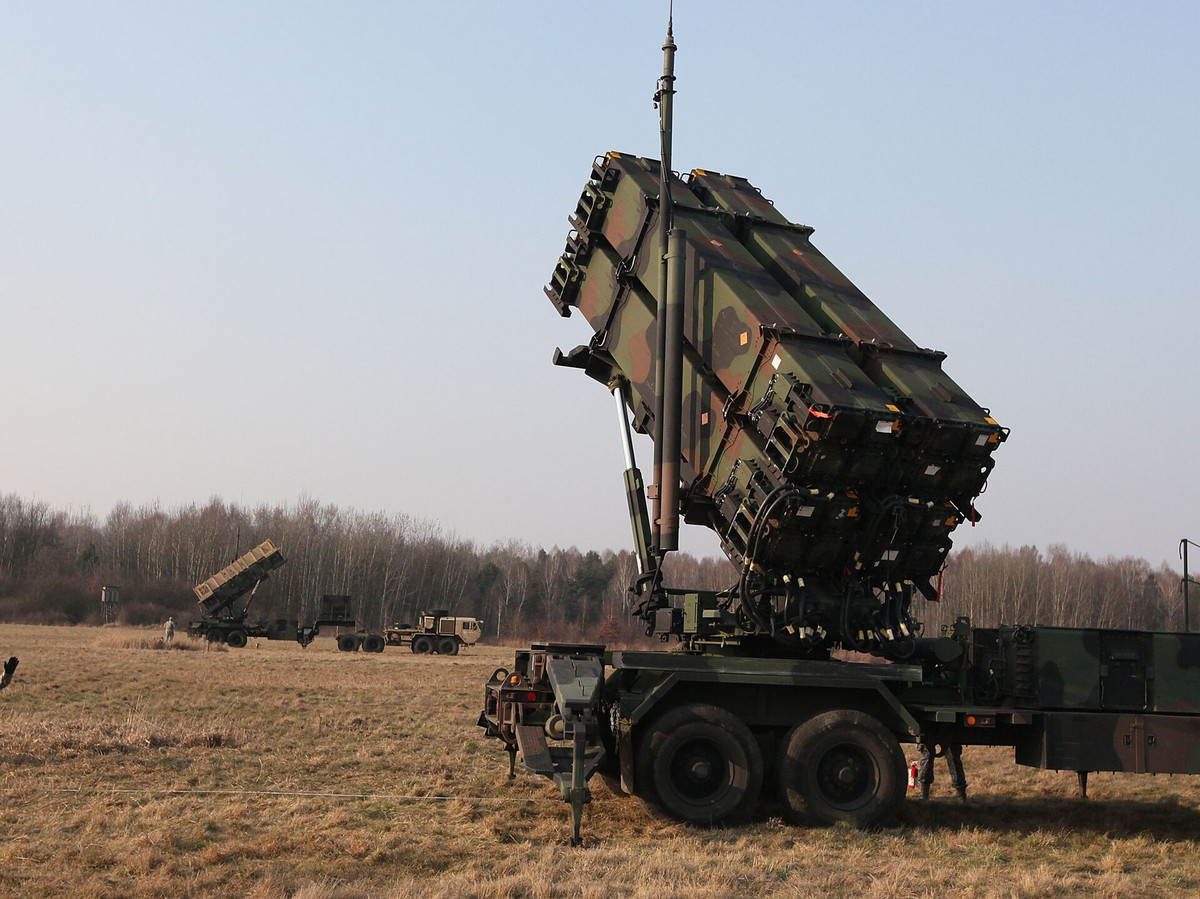 Thành phố Kharkov cũng là tâm điểm chính của các cuộc tấn công diễn ra hàng ngày của lực lượng không quân Nga. Tổng thống Zelensky hôm thứ Ba đã yêu cầu Ngoại trưởng Mỹ Antony Blinken cung cấp cho Ukraine ít nhất hai tiểu đoàn phòng không Patriot mới để bảo vệ Kharkov.