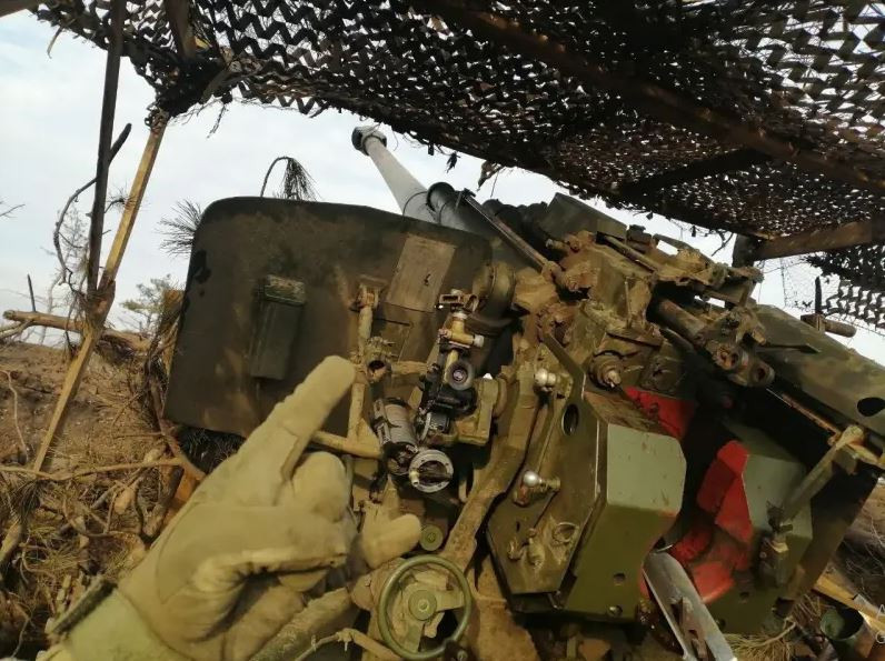 Kể từ đầu tháng 5, đã có những cảnh báo rằng Quân đội Nga đang lên kế hoạch tấn công Kharkov từ tỉnh Belgorod của Nga. Nhưng bất chấp điều này, Kharkov được cho là thiếu các công sự phòng thủ trong tỉnh - một vấn đề đã gây ra tranh cãi do những lời chỉ trích về lực lượng phòng thủ trên bộ.