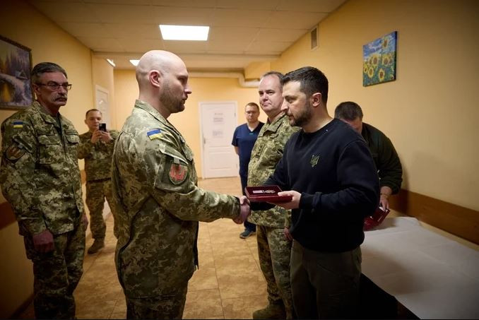 Tổng thống Ukraine Volodymyr Zelensky đã đến thăm thành phố Kharkov hôm thứ Năm tuần trước để phân tích tiến trình giao tranh với các chỉ huy quân sự của ông. Tổng thống nói rằng, tình hình “cực kỳ khó khăn”, nhưng vẫn “trong tầm kiểm soát”.