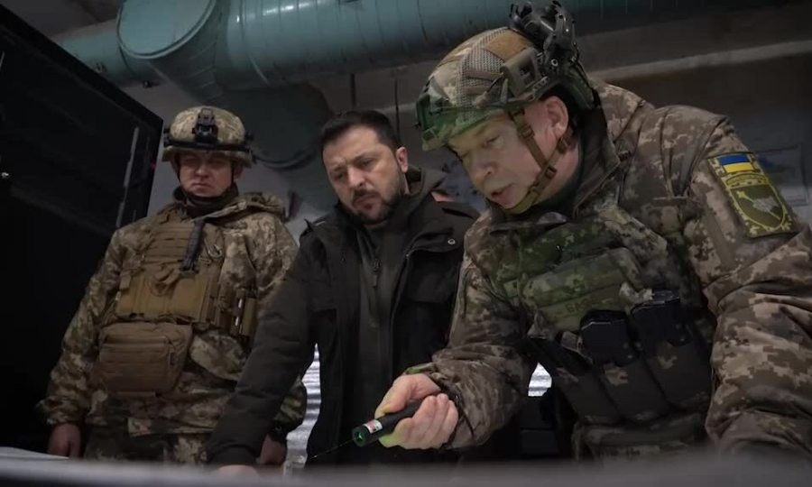 Tổng thống Zelensky cũng đã gặp Tổng tư lệnh các Lực lượng Vũ trang, Tướng Oleksandr Syrsky, người vào ngày 11/5 đã trực tiếp thay thế vị tướng được giao nhiệm vụ bảo vệ tỉnh Kharkov, sau bước tiến nhanh chóng của Nga.