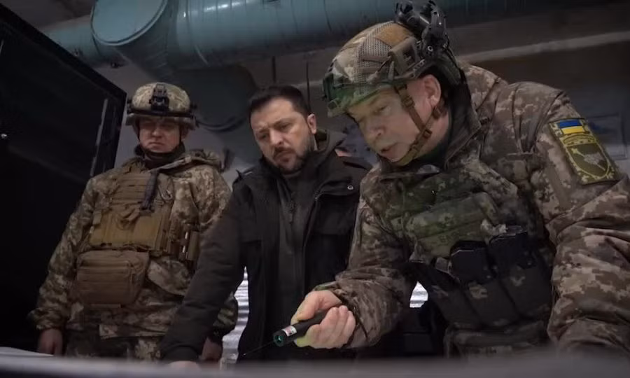 Tổng thống Zelensky cũng đã gặp Tổng tư lệnh các Lực lượng Vũ trang, Tướng Oleksandr Syrsky, người vào ngày 11/5 đã trực tiếp thay thế vị tướng được giao nhiệm vụ bảo vệ tỉnh Kharkov, sau bước tiến nhanh chóng của Nga.