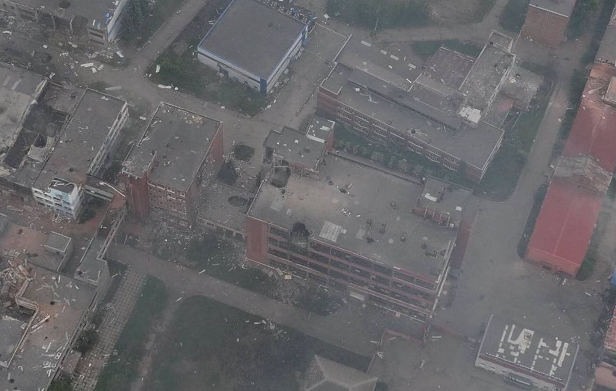 Hiện quân Ukraine vẫn còn cố thủ trong khu vực Trường Cao đẳng y tế và tòa nhà Ukrtelecom, nhưng khả năng cao là sẽ phải rút sớm do có nguy cơ bị bao vây. Theo nguồn tin Ukraine, quân Nga đã nắm quyền kiểm soát khu vực Bệnh viện trung tâm thành phố và đang tiến về bốn con phố cùng một lúc.