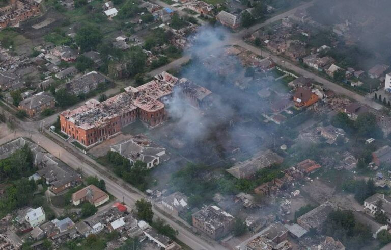 Phóng viên tờ EL PAÍS đã có mặt tại hiện trường vài giờ trước vụ tấn công vào Volchansk; tuy nhiên cơ quan tình báo Ukraine chặn được một thông điệp quân sự từ Nga truyền tọa độ của địa điểm sẽ bị tấn công; nhưng đợt tấn công cũng làm 5 người bị thương, trong đó có thị trưởng Tamaz Gambarashvili. (Nguồn ảnh: Ukrinform, Kyiv Independent, CNN, Topwar).