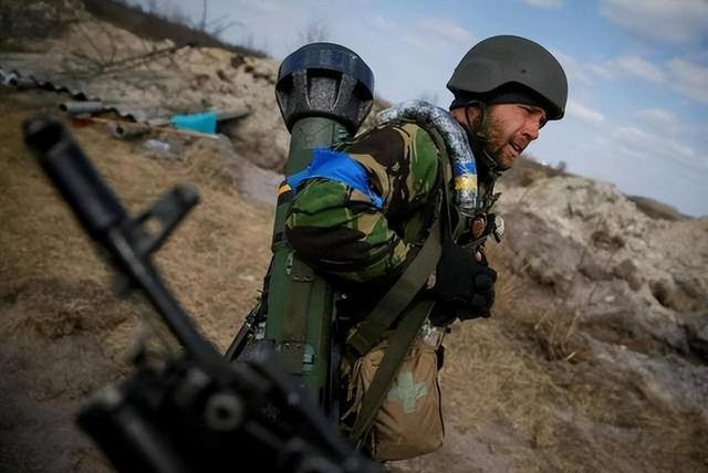 Những tổn thất trong chiến đấu, ảnh hưởng tiêu cực trực tiếp đến khả năng chiến đấu của quân đội Ukraine và họ cảm thấy bất lực trước áp lực mạnh mẽ để duy trì chiến tuyến. Một vấn đề quan trọng khác là tình trạng thiếu đạn dược mà binh lính Ukraine phải đối mặt.