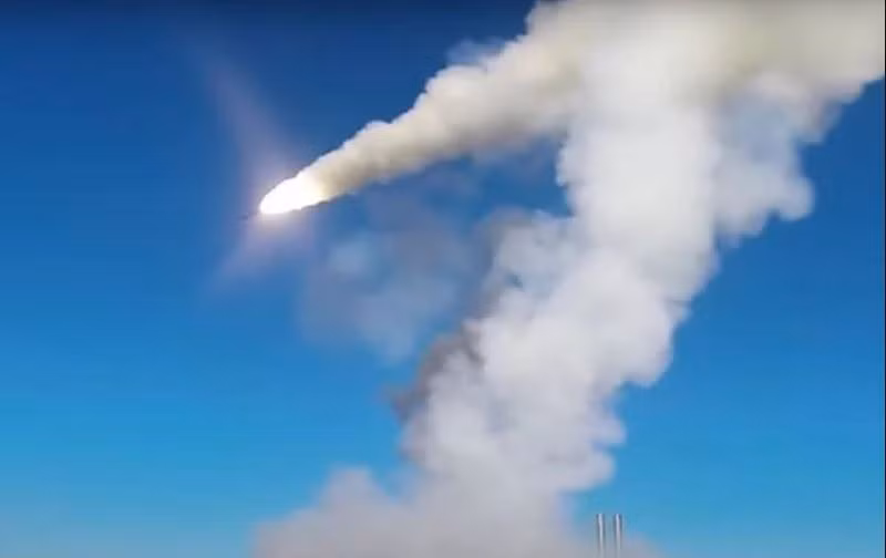 Nhưng có vẻ như “ngày vui ngắn chẳng tày gang”; niềm hân hoan với “Chiến thắng Sevastopol” như cách gọi của người Ukraine chỉ kéo dài trong vòng 48 giờ, bởi vì sau đó Nga đã thực hiện hành động trả đũa vào ngày 31/10.