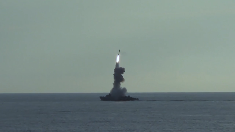 Mục tiêu và chiến thuật tấn công của Quân đội Nga cũng có sự thay đổi; mục tiêu không chỉ giới hạn là các mục tiêu quân sự, mà còn mở rộng sang các trung tâm cung cấp và phân phối điện, khiến 30% lãnh thổ Ukraine mất điện.