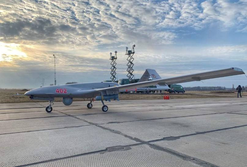 Trước khi cuộc xung đột Nga và Ukraine nổ ra, UAV TB2 được giới quân sự Ukraine kỳ vọng là loại “vũ khí thay đổi cuộc chơi”, như trong cuộc xung đột giữa Azerbaijan và Armenia tại Nagorno-Karabakh năm 2020, khi những chiếc UAV TB2 của Azerbaijan đã tiêu diệt và phá hủy nhiều xe tăng, trận địa pháo của Armenia.