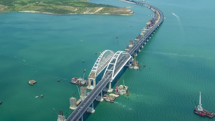 Hơn nữa, khả năng tấn công từ hướng này cũng được khẳng định, bởi sự hiện diện tích cực của máy bay trinh sát E-8C đối với các mục tiêu mặt đất và kiểm soát các cuộc tấn công ở lối vào eo biển Kerch.