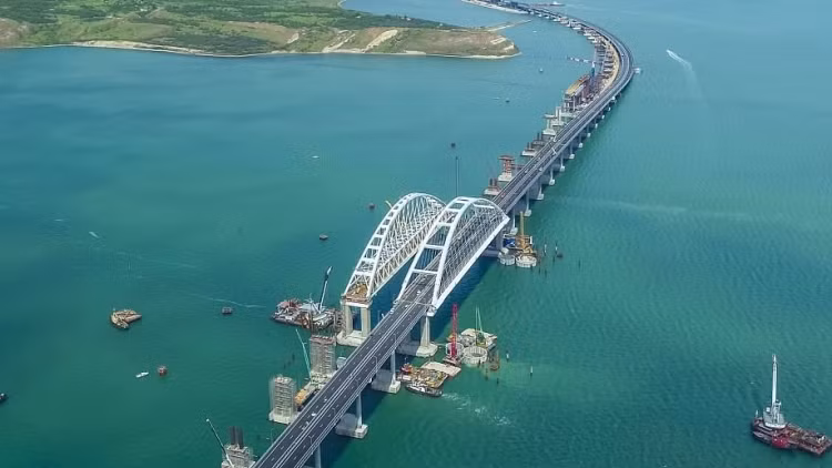 Hơn nữa, khả năng tấn công từ hướng này cũng được khẳng định, bởi sự hiện diện tích cực của máy bay trinh sát E-8C đối với các mục tiêu mặt đất và kiểm soát các cuộc tấn công ở lối vào eo biển Kerch.