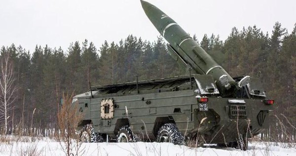 Hệ thống tên lửa chiến thuật Tochka có thể gọi là "ông tổ" của tổ hợp Iskander, được quân đội Liên Xô đưa vào biên chế chiến đấu vào năm 1975. Tên lửa Tochka-U có thể mang đầu đạn hạt nhân; ban đầu, tầm bắn là 120 km, nhưng sau đó đã được tăng dần lên 500 km.