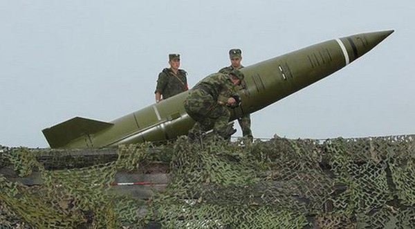 Chuyên gia quân sự Knutov cho biết, để phát hiện những bệ phóng của tên lửa Tochka-U, các máy bay không người lái hoặc có người lái của Nga hoặc các nhóm trinh sát mặt đất, hoặc trinh sát vệ tinh, đã cố gắng phát hiện loại vũ khí nguy hiểm này của phía Ukraine.