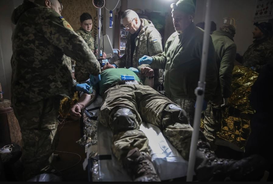 Cảnh sát trưởng của Marinka, ông Artem Schus, mô tả thị trấn của ông đã "bị phá hủy hoàn toàn". Ngoài các binh sĩ Ukraine ở lại chiến đấu, toàn bộ dân cư ở thành trì này đã được sơ tán "vì không có cách nào để dân thường sống ở đó", ông Schus nói. 