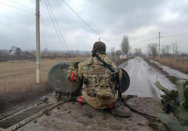 Maryinka từ lâu đã là một chiến trường giữa Quân đội Ukraine và lực lượng dân quân của nước cộng hòa Donetsk tự xưng (DPR), trước khi Nga mở chiến dịch quân sự đặc biệt vào năm ngoái. Khi xung đột bùng nổ ở miền đông Ukraine vào năm 2014, thị trấn này đã bị bắn phá liên tục.