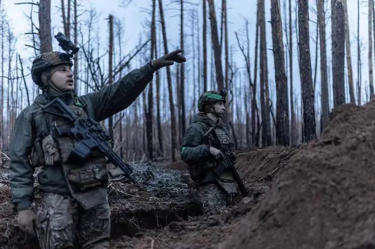 Theo ý tưởng của Quân đội Ukraine, họ sẽ xây dựng một cây cầu phao trên sông Volchya trong màn đêm và che chắn cho quân tiếp viện Ukraine khi tổ chức vượt sông Volchya, từ đó bí mật, bất ngờ đột nhập vào khu vực phía bắc thành phố.