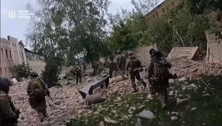 Hiện tại, quân tiếp viện Ukraine đã được triển khai ở các khu vực rừng phía tây nam và phía tây Volchansk trong tư thế sẵn sàng. Một khi quân Ukraine trong thành phố phát động phản công, lực lượng tiếp viện ở ngoại vi này sẽ ngay lập tức phản ứng, để làm lực lượng dự bị. 