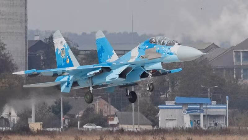 Việc những chiếc Su-27 của Ukraine có thể nhanh chóng cất cánh khỏi nhà chứa máy bay, ngay cả khi không hoàn thành các cuộc kiểm tra kỹ thuật đầy đủ trước chuyến bay, cho thấy rằng ít nhất một số máy bay phản lực của Ukraine, đã được cất giấu và bảo vệ cẩn thận, có thể trong một nhà chứa máy bay được gia cố. 