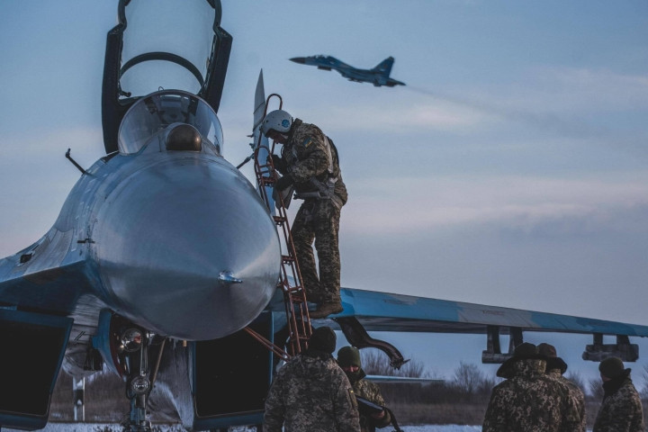 Bộ Quốc phòng Anh thậm chí còn tuyên bố rằng, lực lượng không quân và phòng không Ukraine đang tiếp tục bảo vệ hiệu quả không phận Ukraine, khiến Quân đội Nga khó có thể giành quyền kiểm soát hoàn toàn trên không.