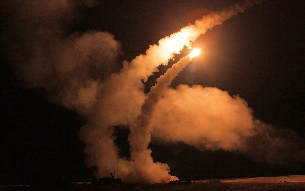 Sở dĩ Quân đội Nga có thể đạt được kết tốt như vậy trong lần này liên quan nhiều đến quỹ đạo bay của tên lửa của họ, khi tên lửa đều bay theo hình parabol. Trong nửa đầu đường bay, tên lửa bay ở độ cao trung bình và thấp; khi tên lửa gần tiếp cận mục tiêu, nó sẽ hạ thấp độ cao, bay bám địa hình với tốc độ cực cao. 