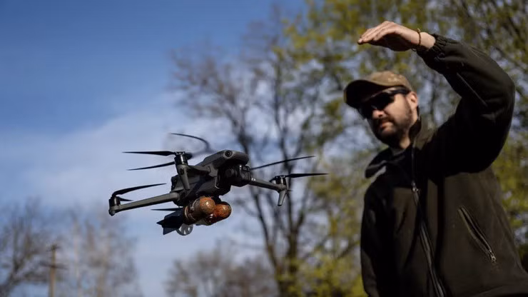 Số lượng UAV được sử dụng hàng tháng có thể lên tới 20.000 đến 30.000 chiếc. Với số lượng lớn như vậy cũng mang lại thương vong nhất định cho Quân đội Nga ở tiền tuyến, mặc dù Quân đội Nga có ưu thế lớn về khả năng tác chiến điện tử.