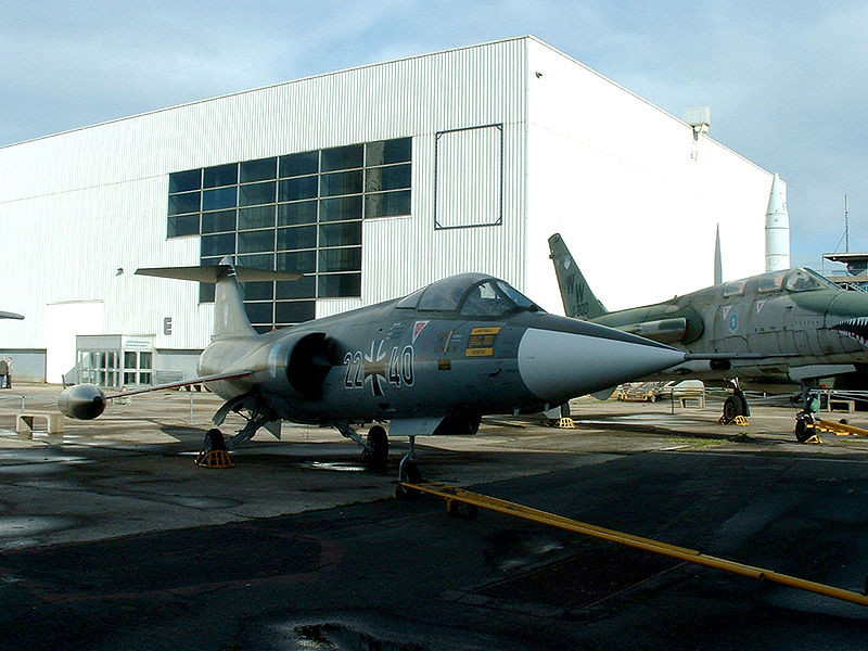 F-104 Starfighter được công ty mệnh danh là “tên lửa với một người đàn ông điều khiển”; nhưng Luftwaffe (Không quân Đức) và Marineflieger (Hải quân Đức) là những lực lượng được tạo ra biệt danh: “chiến đấu cơ tạo ra góa phụ”.