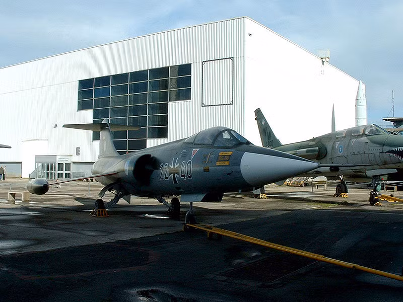 F-104 Starfighter được công ty mệnh danh là “tên lửa với một người đàn ông điều khiển”; nhưng Luftwaffe (Không quân Đức) và Marineflieger (Hải quân Đức) là những lực lượng được tạo ra biệt danh: “chiến đấu cơ tạo ra góa phụ”.