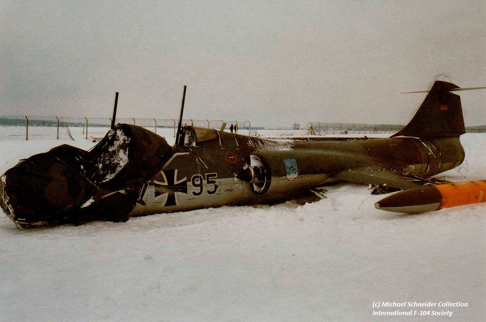 Trên thực tế khi đó, F-104 đã đạt được danh tiếng khét tiếng là “nhà sản xuất góa phụ” nhờ tỷ lệ tai nạn đến 30% với Không quân Đức và 46% với Không quân Canada.