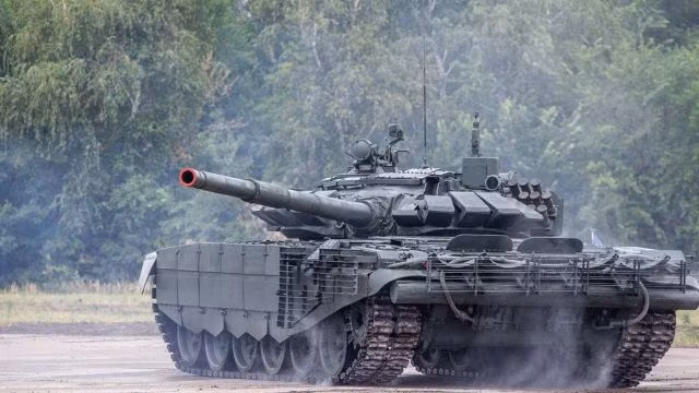 Xe tăng chiến đấu chủ lực T-72B3 hiện đang phục vụ trong Quân đội Nga, được trang bị pháo nòng trơn 125 mm và hệ thống nạp đạn tự động. So với xe tăng chiến đấu chủ lực Leopard-2A4 của Đức, phải dựa vào nạp đạn thủ công, nên T-72B3 có thể đạt được tốc độ bắn cao hơn.