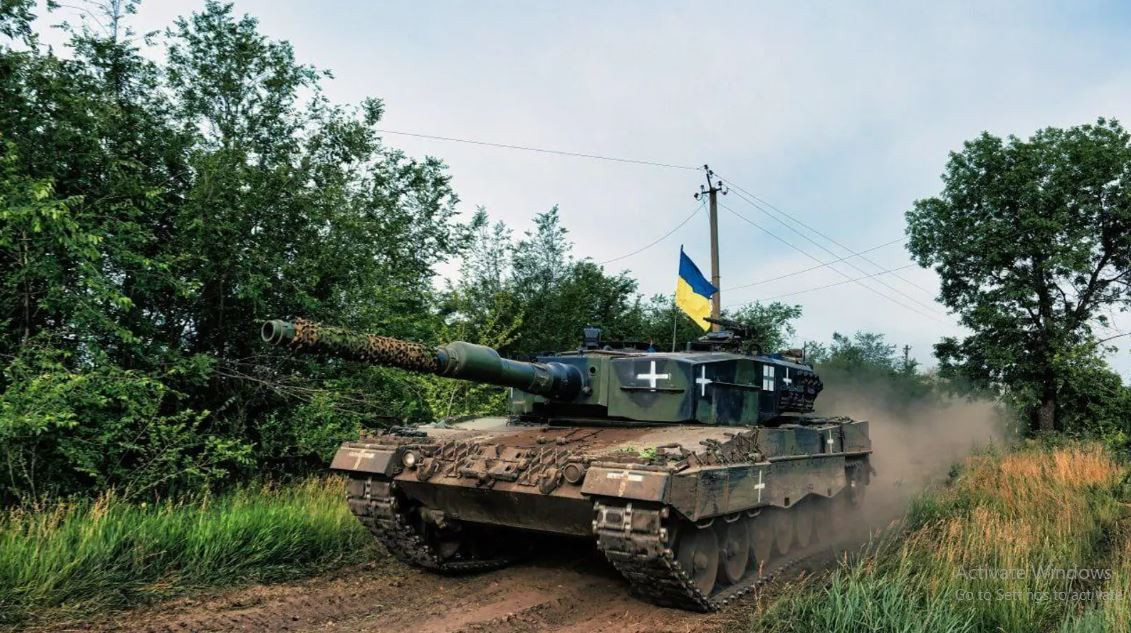 Còn xe tăng chiến đấu chủ lực Leopard-2A4 có trọng lượng chiến đấu 55 tấn và tổng trọng lượng chiến đấu cao, để thích ứng với nhiều nhu cầu chiến đấu khác nhau trên chiến trường hiện đại. Tuy nhiên, khả năng cơ động của nó rõ ràng là yếu hơn so với xe tăng chiến đấu chủ lực T-72B3 do Nga sản xuất.