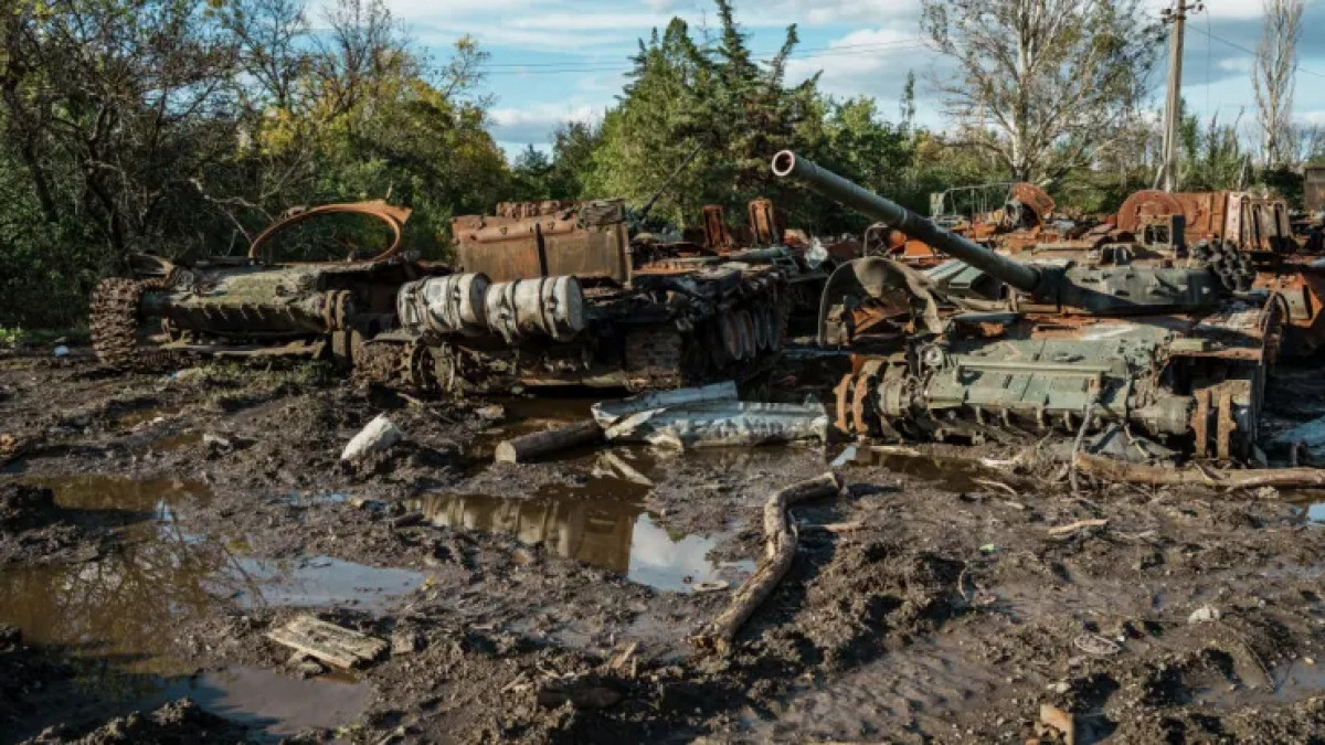 Vào tháng 3 năm ngoái, quân đội Nga cũng có một số lượng lớn xe tăng và phương tiện bị mắc kẹt trong bùn lầy, điều này góp phần lớn vào sự thất bại trong chiến thuật cơ giới chớp nhoáng của quân đội Nga ở Kiev.