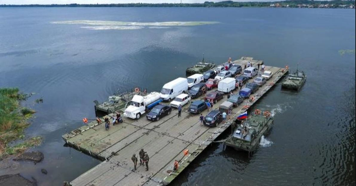 Nếu bây giờ quân đội Ukraine muốn qua sông Dnieper thì phải dùng phà. Nhưng bến phà cần một bến tàu bốc dỡ lớn; hiện tại quân đội Ukraine dường như không có năng lực xây dựng như vậy, cho dù bến tàu vừa được xây dựng xong cũng sẽ dễ dàng bị quân đội Nga chiếm ưu thế trên không phá hủy.