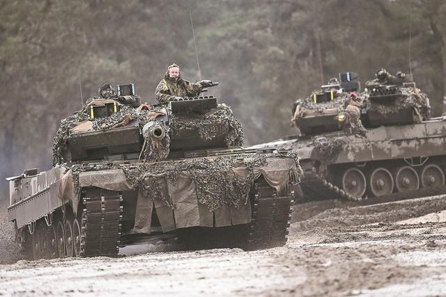 Thứ hai là vấn đề huấn luyện quân đội. Mặc dù Ukraine đã cử lính xe tăng đi học lái các loại xe tăng và xe bọc thép ở Đức và Anh, nhưng do tính chất cấp bách của cuộc xung đột, thời gian huấn luyện đã bị rút ngắn đi rất nhiều.