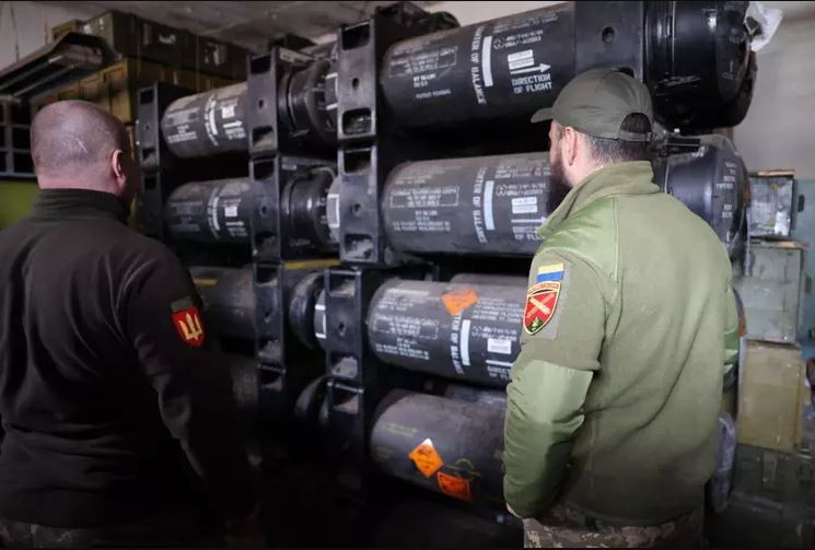 Vào ngày 28/3, Bộ trưởng Tài chính Ukraine Sergey Marchenko đã tuyên bố rằng, chi tiêu quân sự hiện tại của Ukraine đã gấp 1,6 lần doanh thu tài chính của nước này. Một số nhà phân tích cho rằng, tình hình tài chính của Ukraine có thể còn tệ hơn nhiều so với thông báo chính thức. Nếu châu Âu giảm viện trợ cho Ukraine, thì Ukraine có khả năng sẽ hoàn toàn kiệt quệ.