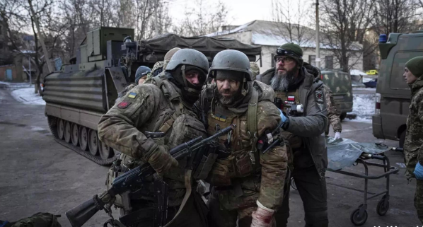 Trong vài tháng qua, Quân đội Ukraine đã lâm vào thế bị động trên chiến trường và phải triệt thoái đều đặn, dẫn đến việc ủng hộ của các quốc gia phương Tây không còn mạnh mẽ như giai đoạn đầu. Nếu Ukraine không thể đạt được một chiến thắng quân sự quyết định trong vài tháng tới, ít nhất châu Âu sẽ giảm, thậm chí cắt viện trợ cho Ukraine.