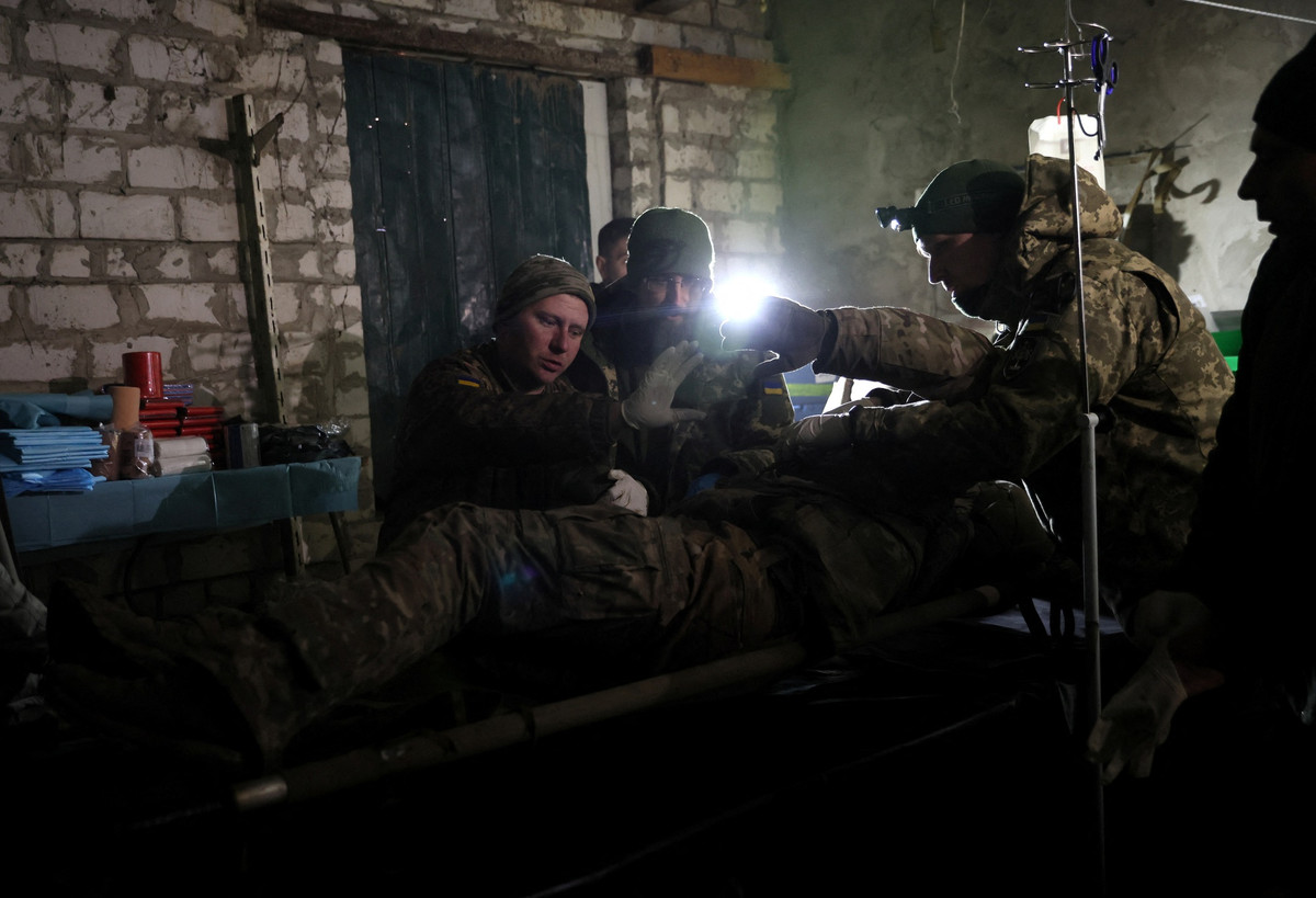 Đáng buồn thay, 90% tổn thất của chúng tôi (Ukraine) có thể đến từ pháo binh, xe tăng và không quân Nga, điều này có thể không xảy ra nếu Ukraine có nhiều hỏa lực hơn. "Người Nga có rất nhiều vũ khí, rất nhiều, họ bắn gần như mọi lúc", Valery nói. Chỉ một số thành viên trong trung đội bộ binh 27 người của Vasily, may mắn thoát khỏi Bakhmut một cách an toàn. 