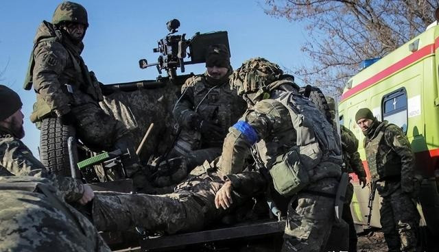 Tính đến thời điểm hiện tại, chỉ có khoảng hai lữ đoàn Quân đội Ukraine cùng lính đánh thuê (quân đoàn tình nguyện quốc tế) và lực lượng đặc nhiệm Ukraine chịu trách nhiệm giám sát các trận chiến và duy trì kỷ luật chiến trường đang chiến đấu ở khu đô thị phía tây Bakhmut. Tất cả số lượng vào khoảng 11.000 quân.