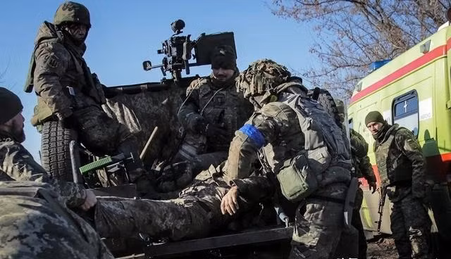 Tính đến thời điểm hiện tại, chỉ có khoảng hai lữ đoàn Quân đội Ukraine cùng lính đánh thuê (quân đoàn tình nguyện quốc tế) và lực lượng đặc nhiệm Ukraine chịu trách nhiệm giám sát các trận chiến và duy trì kỷ luật chiến trường đang chiến đấu ở khu đô thị phía tây Bakhmut. Tất cả số lượng vào khoảng 11.000 quân.