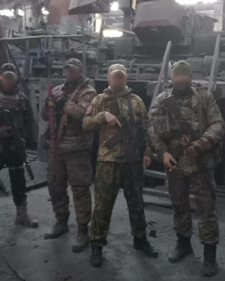 Thông tin tình hình chiến trường của Quân đội Nga vào ngày 16/3 cho thấy, lực lượng biệt kích Wagner đã chiếm quyền kiểm soát tòa nhà ở phía bắc của nhà máy gia công kim loại Bakhmut và đang tấn công vào vị trí của Quân đội Ukraine trong khu vực nhà máy sâu về phía nam.