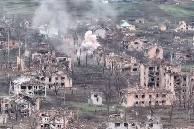 Vào sáng ngày 16/3, lực lượng phòng thủ Ukraine ở Bakhmut đã yêu cầu sự hỗ trợ của các lực lượng thiện chiến cách đó vài km, nhưng nhận được câu trả lời tuyệt vọng. Họ được thông báo rằng, bộ chỉ huy mặt trận Ukraine đã báo cáo tình hình với Văn phòng Tổng thống. 