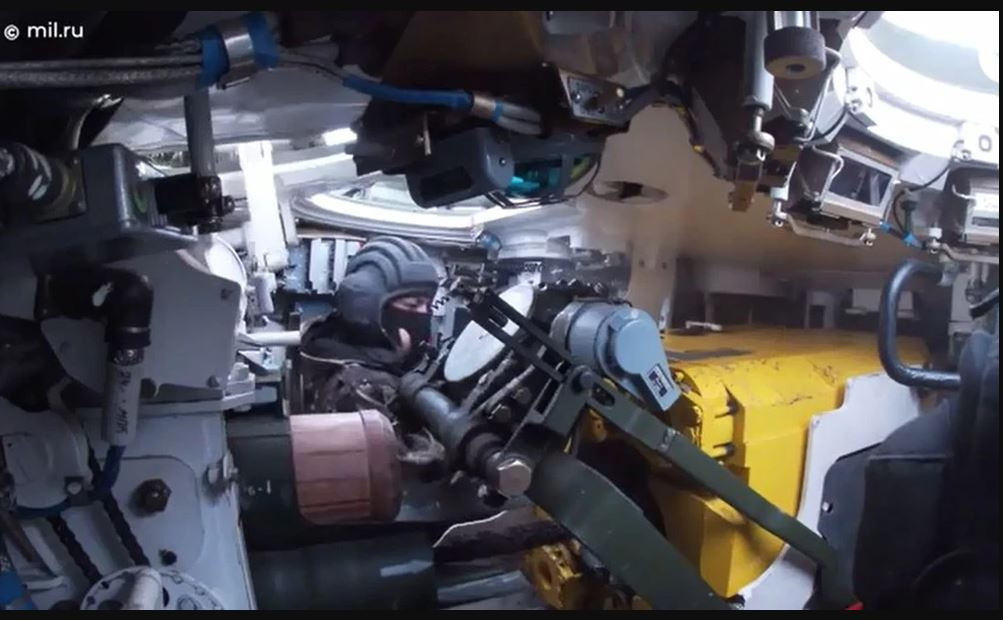 Các chuyên gia Ukraine cũng “phát hiện” ra, máy nạp đạn tự động của xe tăng T-90M không hề được cải tiến như phía Nga công bố; khi máy nạp đạn tự động của T-90M giống hệt của xe tăng T-72.