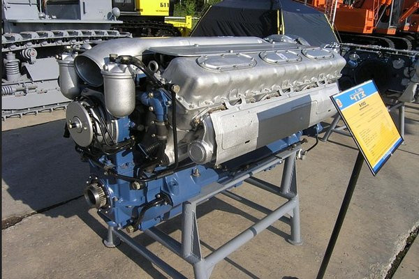 Động cơ của xe tăng chiến đấu chủ lực T-90M là V-92S2F, về cơ bản là phiên bản cải tiến của động cơ V-2; động cơ này được phát triển cho xe tăng chiến đấu chủ lực T-34. V-92S2F có công suất công bố là 1.130 mã lực, nhưng trong chiến đấu, công suất thực tế của nó chỉ đạt 70%; 