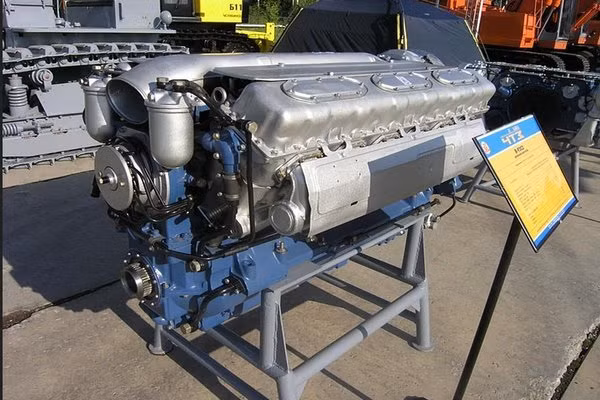 Động cơ của xe tăng chiến đấu chủ lực T-90M là V-92S2F, về cơ bản là phiên bản cải tiến của động cơ V-2; động cơ này được phát triển cho xe tăng chiến đấu chủ lực T-34. V-92S2F có công suất công bố là 1.130 mã lực, nhưng trong chiến đấu, công suất thực tế của nó chỉ đạt 70%; 