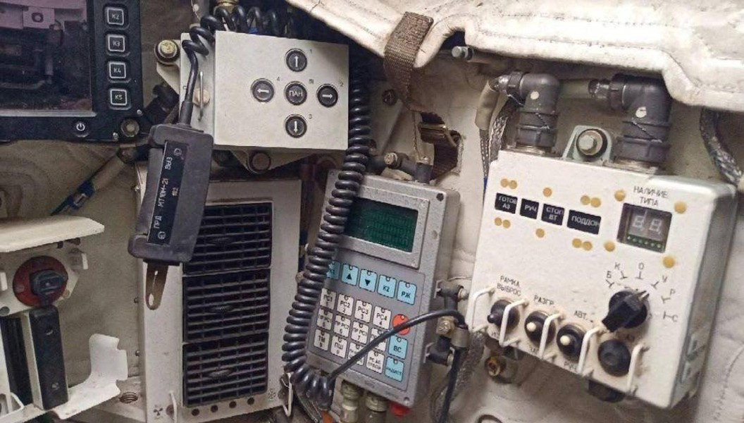 T-90M Proryv, được phát triển bởi Công ty quốc phòng Uralvagonzavod; đây là phương tiện bọc thép tiên tiến nhất trong dòng xe tăng chiến đấu chủ lực T-90. Xe được bọc thép bảo vệ toàn diện, trang bị hệ thống kiểm soát hỏa lực tự động hóa cao, có thể tiêu diệt mục tiêu trong mọi điều kiện thời tiết và công nghệ tăng cường khả năng sống sót.